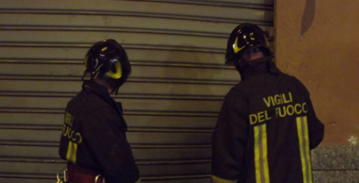 Fiamme al "Jackie O'" a Caposoprano, nella notte danneggiata la saracinesca del locale - 