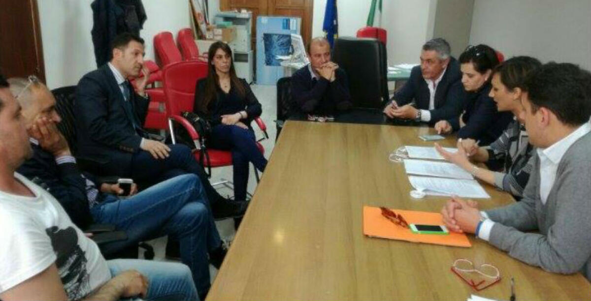 Gli operai dell'indotto Eni in Comune, al tavolo di lavoro è rottura: "La sfiducia a questa giunta arriverà da noi" - 