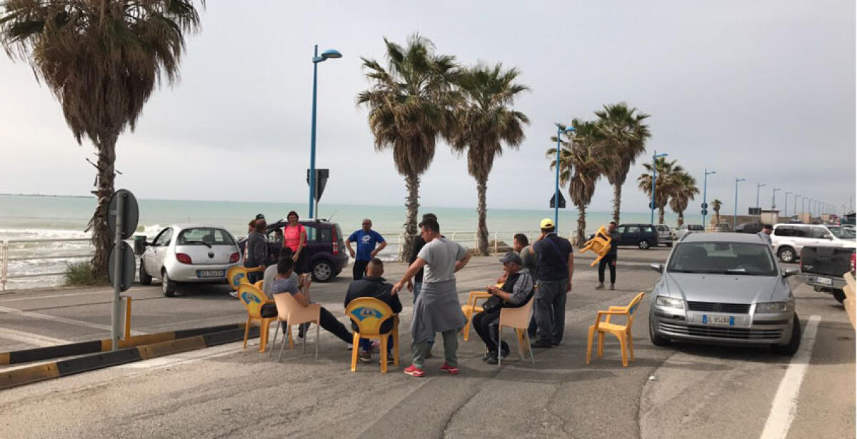 Porto Rifugio al collasso, i pescatori bloccano con le sedie l'accesso - 