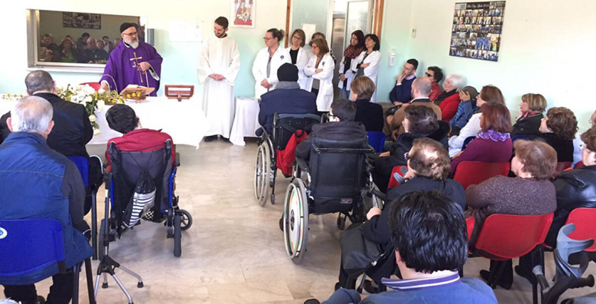 Un ramoscello d'ulivo benedetto ed una messa per operatori e assistiti Aias - 