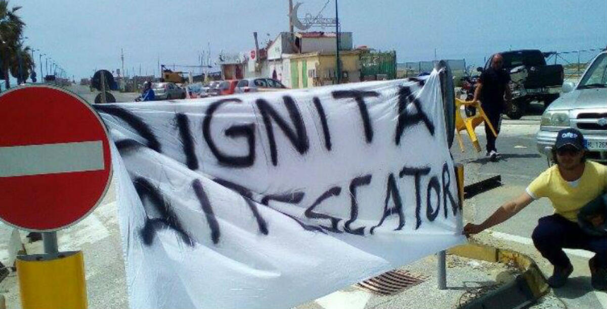 Al porto è ancora protesta, sit-in anche nella notte: "Aspettiamo la città, questa non è una fabbrica di morte" -