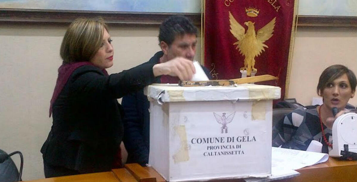 Passa il piano costruttivo "Gela Casa"...salta il numero legale sugli immobili abusivi: Di Modica e Cavallo nell'ufficio di presidenza - Angela Di Modica durante operazioni di voto in consiglio comunale