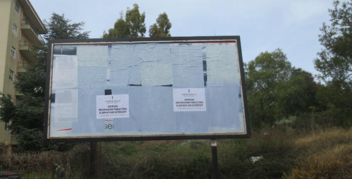 Gli impianti pubblicitari sparsi in città sono un caso, il funzionario in commissione: "Almeno cento abusivi" -