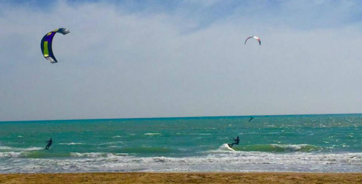 Vento, sole e onde, il turismo si può fare...i kiters ci provano: "La vera industria è questo territorio" -