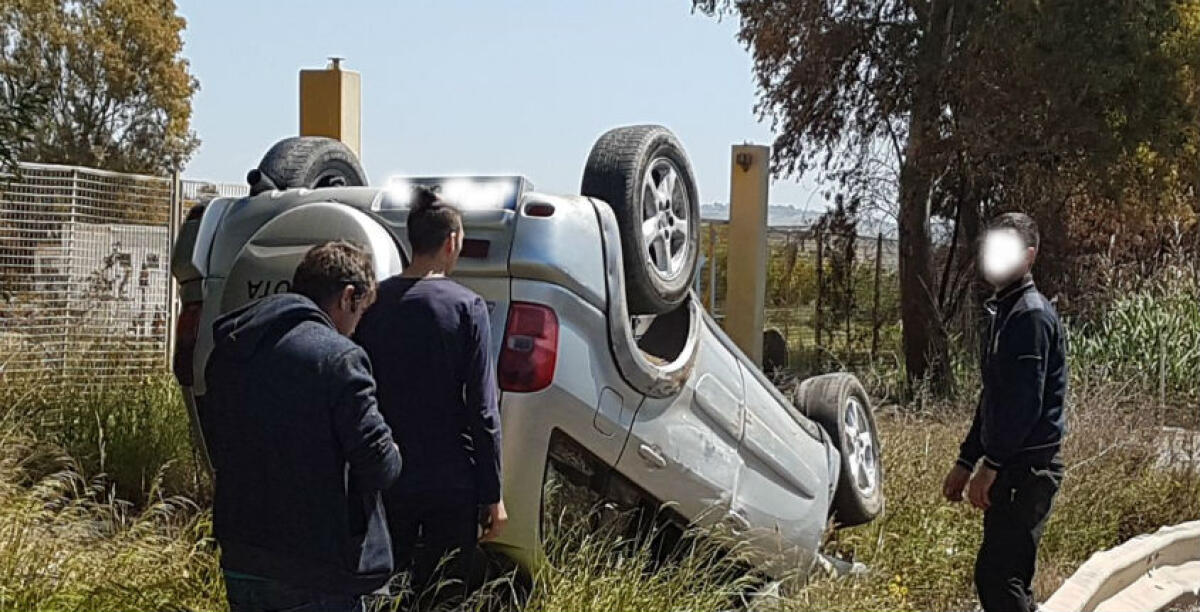Un'auto ribaltata sulla 115, scontro all'altezza dello stabilimento Smim - 