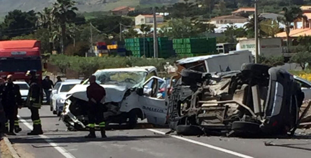 Gravissimo incidente sulla Gela-Licata, coinvolte due auto ed un camper: c'è l'elisoccorso - 