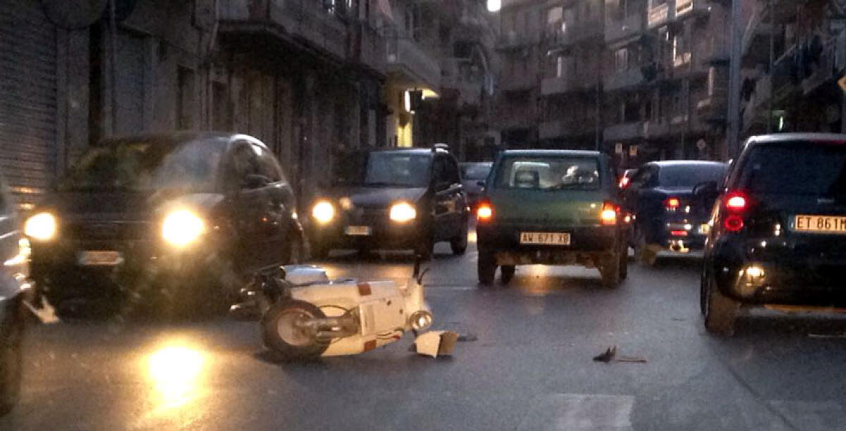 Incidente stradale in via Francesco Crispi, scontro tra un'utilitaria ed uno scooter - 