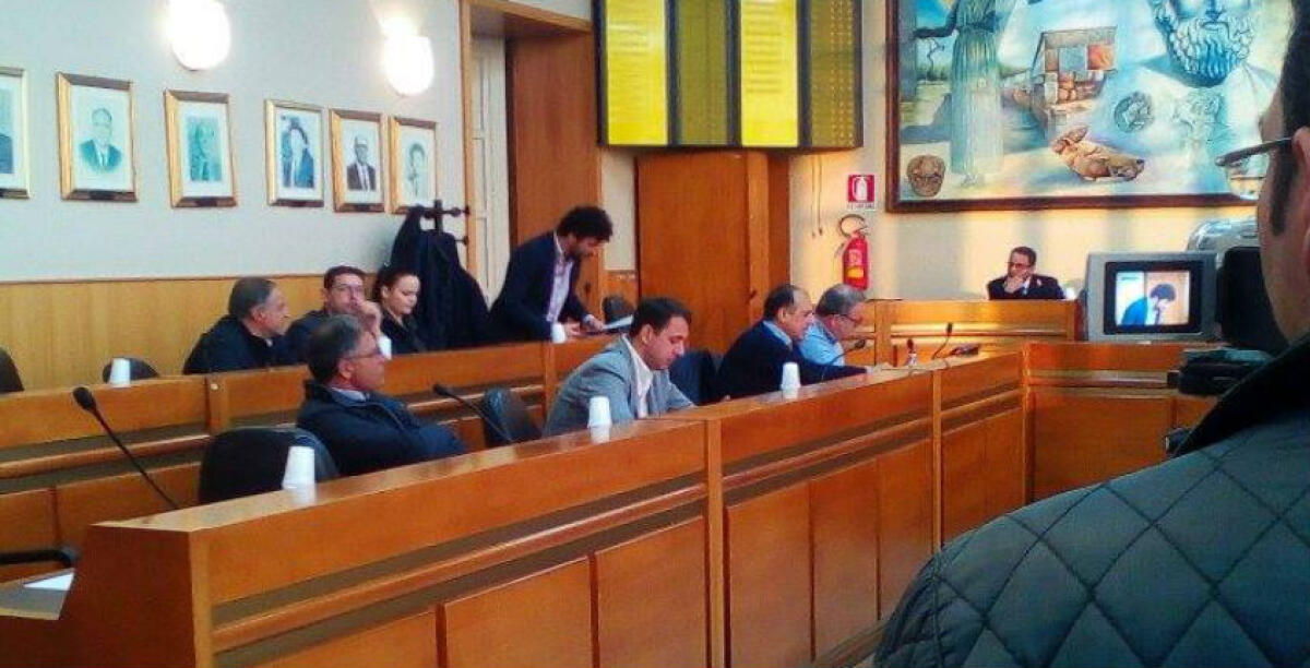 Il consiglio "aiuta" la giunta, passano le misure chieste dalla Corte dei Conti: sì ai soldi per i centri migranti - 