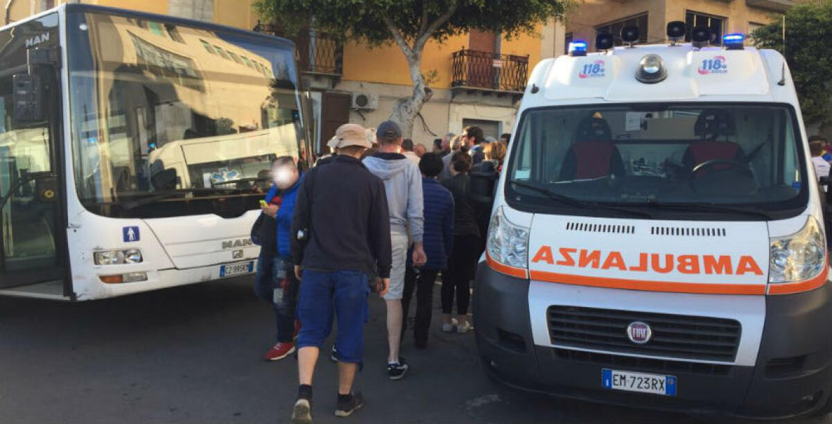 Travolta da un autobus, una giovane gravemente ferita in viale Mediterraneo - 