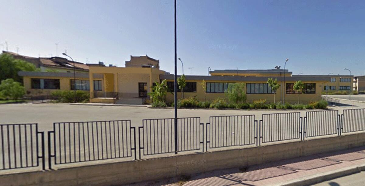 Scoppia la condotta fognaria, lezioni sospese alla scuola elementare di via Picasso - 