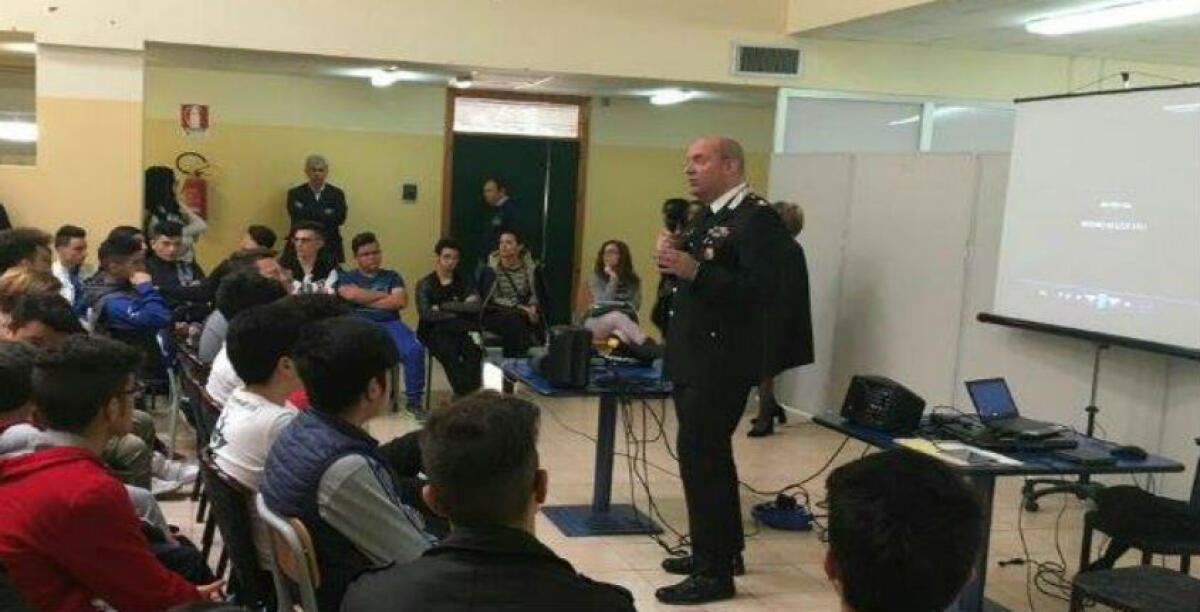Gli studenti incontrano i carabinieri, il maggiore De Rosa in due istituti della città - 