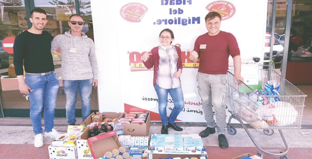 Si autotassano per offrire una cena a diverse famiglie in difficoltà, i volontari anche davanti ad un supermercato - 