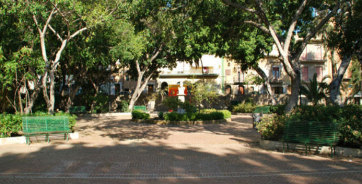 Preso di mira il chiosco della villa comunale, i ladri portano via il registratore di cassa - 