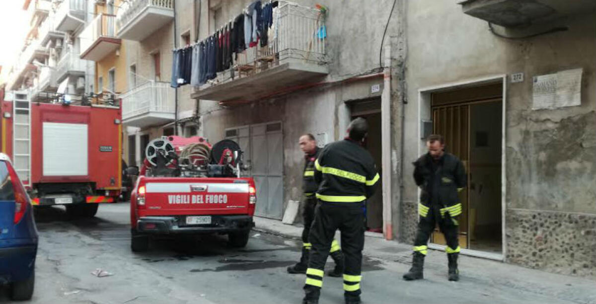 Incendio a Baracche,distrutto un carrello e un cumulo di legna - 