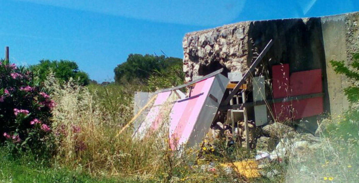 Una mini discarica a poca distanza dall'area archeologica di Caposoprano, tutto intorno ad un vecchio rudere - 