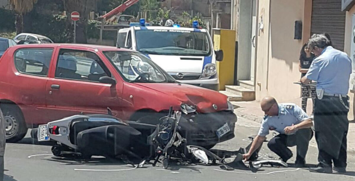 Violento impatto tra un'auto e uno scooter in via Butera, ci sono due feriti - 