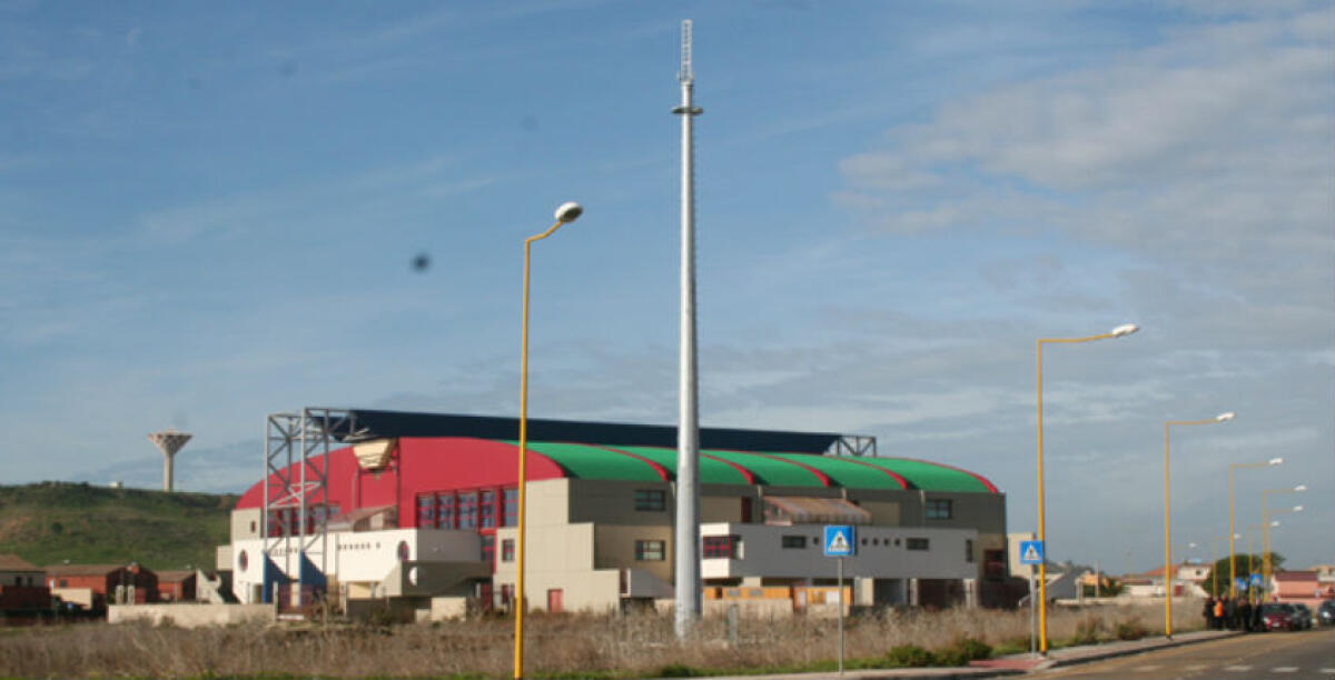 Non solo viale Paolo La Rosa, alla Cittadella manca ancora la segnaletica per Agnelli, Tinnirello e Callea - L'antenna installata fu osteggiata da diversi residenti che temevano emissioni pericolose