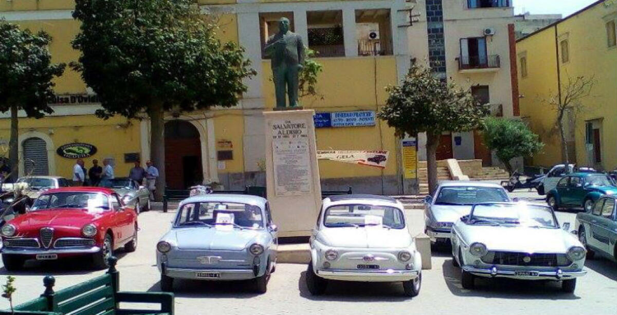 Le auto d'epoca in piazza San Francesco, decine di appassionati in giro per il centro storico - 