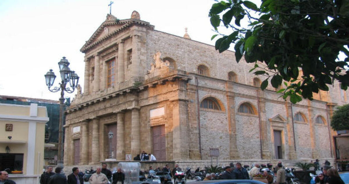 Riflettori accesi sulla Chiesa Madre grazie a "m'illumino d'Erasmus" - 