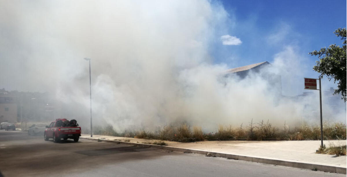 Area incolta di via Corinto in fiamme, il fumo invade le case dei residenti vicini - 