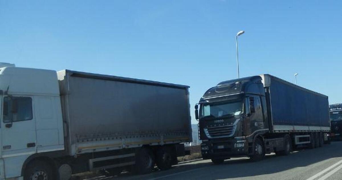 Schianto a Desusino, due tir si scontrano: un rimorchio ribaltato lungo la strada - 