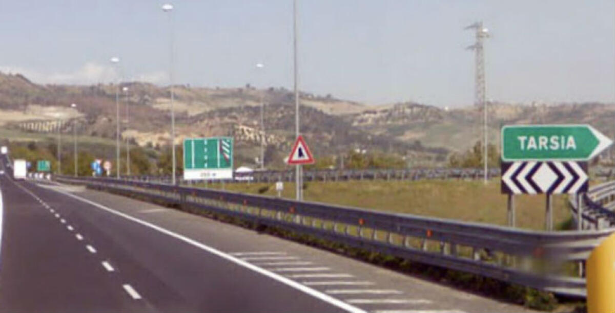 Un'area di servizio danneggiata sulla Salerno-Reggio Calabria, scontro tra tifosi del Gela e dell'Igea Virtus - 