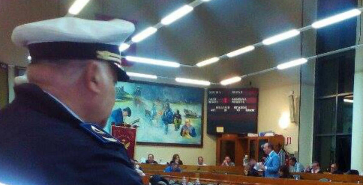Giunta e consiglio ancora distanti sui tagli ai fondi della municipale, però passa la mozione: sì anche ai chioschi - 
