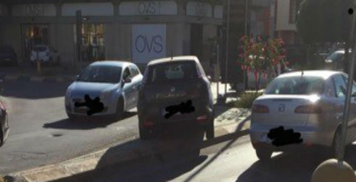 Con l'auto finisce sopra lo spartitraffico della rotatoria di via Venezia, alla guida c'era un anziano - 