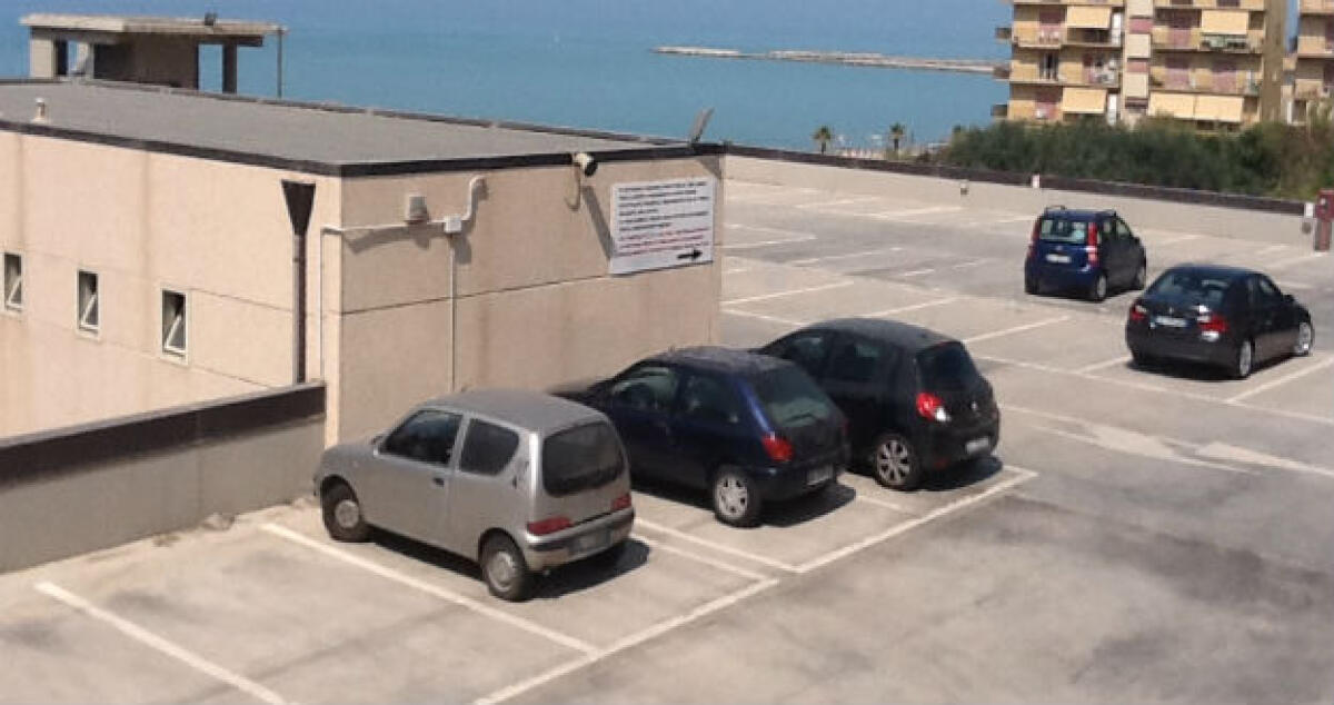 Ripreso dalle telecamere a vandalizzare il parcheggio Arena: minorenne dovrà risarcire 300 mila euro - 