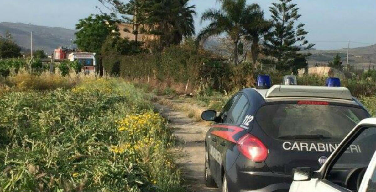 Un uomo morto in un podere di campagna, trovato all'interno di un pozzo artificiale - 