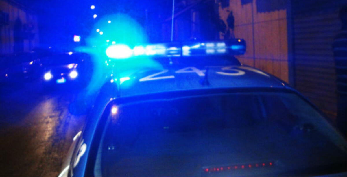Folle corsa tra le strade di Genova, finiscono contro un'auto della polizia: in manette anche un gelese - 