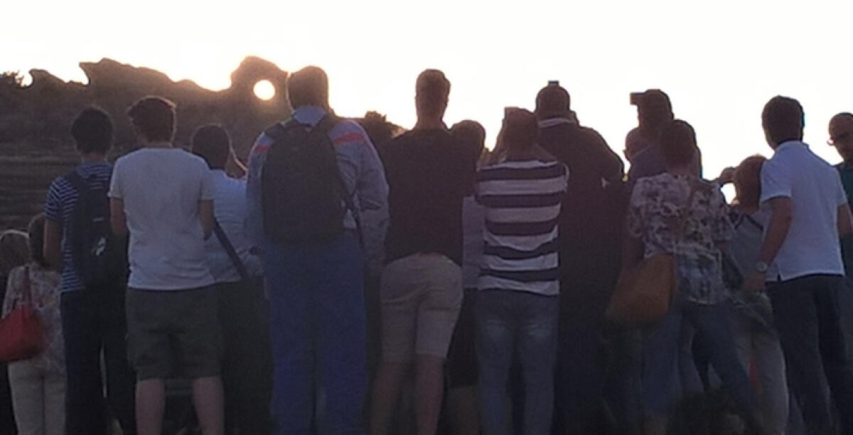 La Pietra Calendario di Gela dà spettacolo, centinaia le persone presenti per il solstizio d’estate -