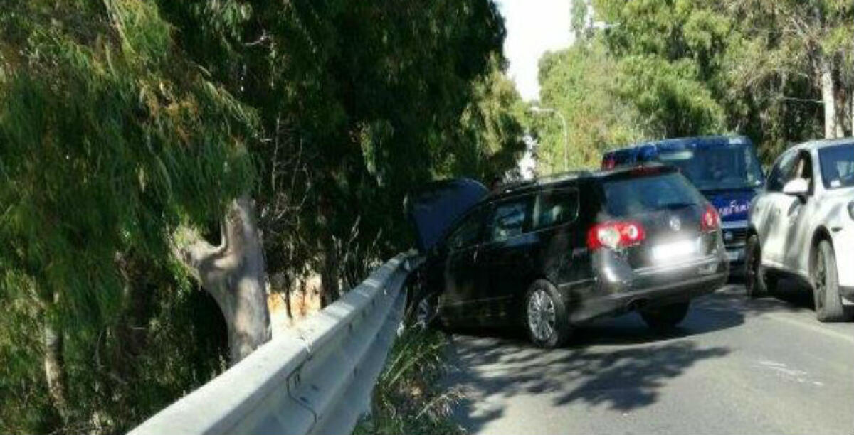 Un'auto contro il guard rail all'incrocio di via Licata, coinvolto anche un bus extraurbano - 
