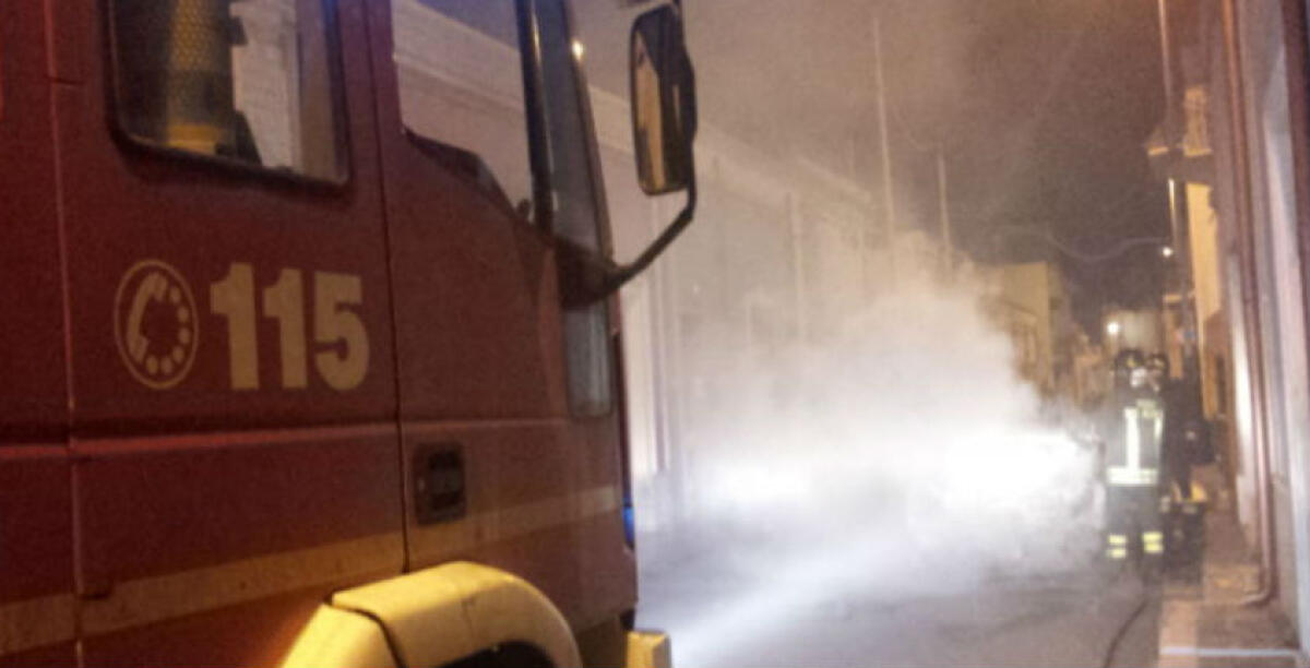 Fiamme in via Metastasio, nella notte distrutta la Fiat Seicento di un geometra -