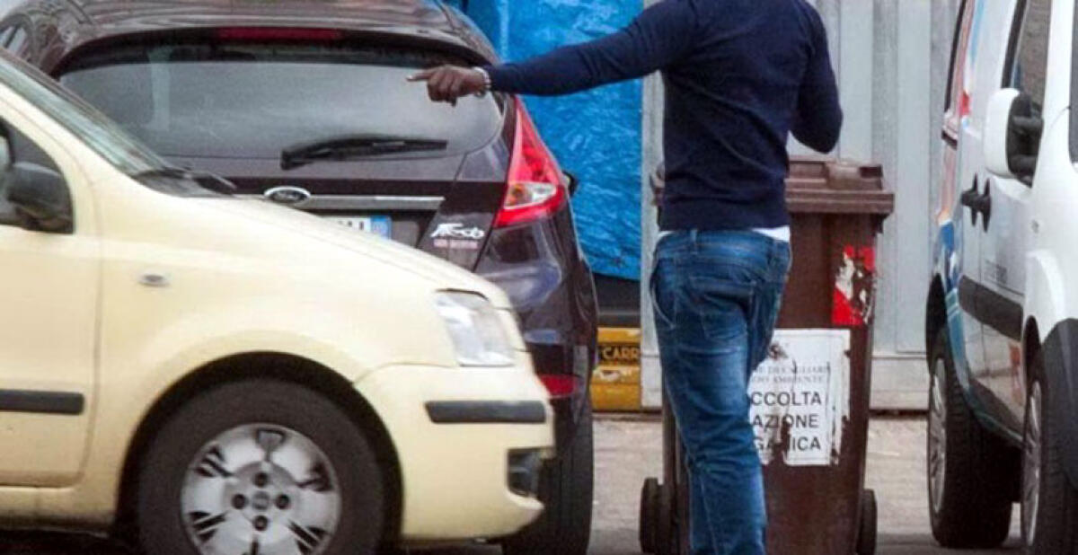 Denunciato un parcheggiatore abusivo che gestiva la zona della clinica Santa Barbara - 