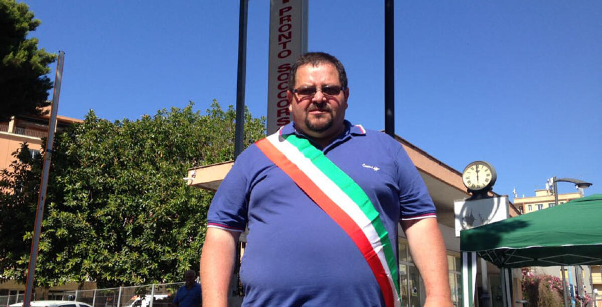 Il sindaco Messinese protesta davanti l'ospedale contro le promesse non mantenute - 