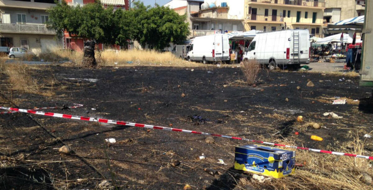 Ancora un vasto rogo in un'area incolta, i residenti di via Madonna del Rosario avevano già lanciato l'allarme - 