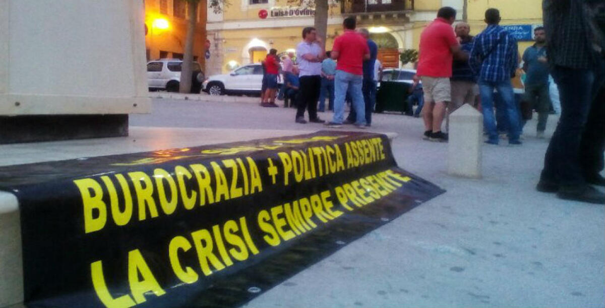 La protesta in Comune è un mezzo flop, la "casta del municipio" è salva: il sindaco può dormire sonni tranquilli - Una protesta per il lavoro in piazza municipio