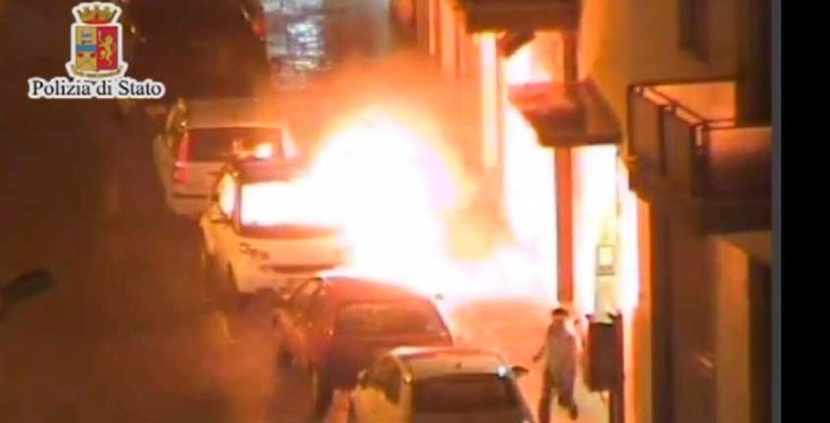 Acciuffati due incendiari, secondo i poliziotti hanno dato alle fiamme una "Seicento" e danneggiato un lido - 