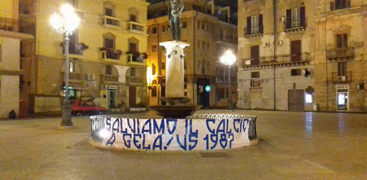 "Salviamo il Gela calcio", i tifosi tappezzano la città di striscioni e incontrano i Mendola - 