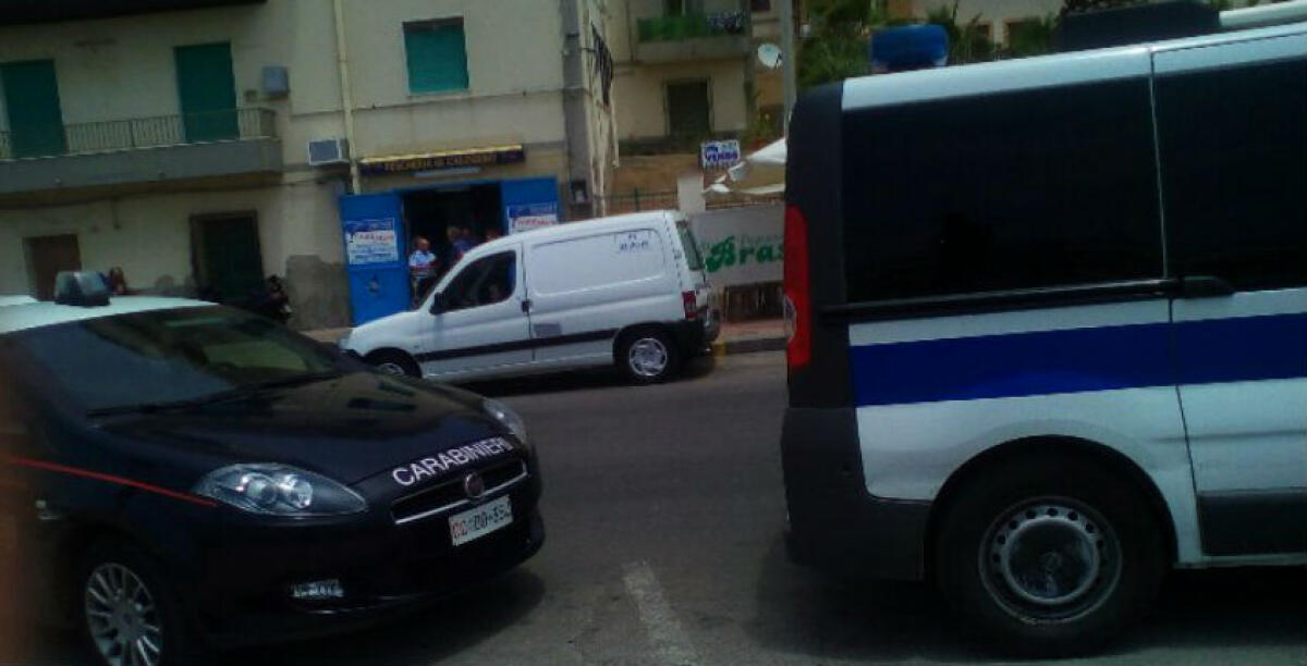 Tensione tra agenti della municipale e i titolari di un'attività sul lungomare, i carabinieri hanno riportato la calma - 