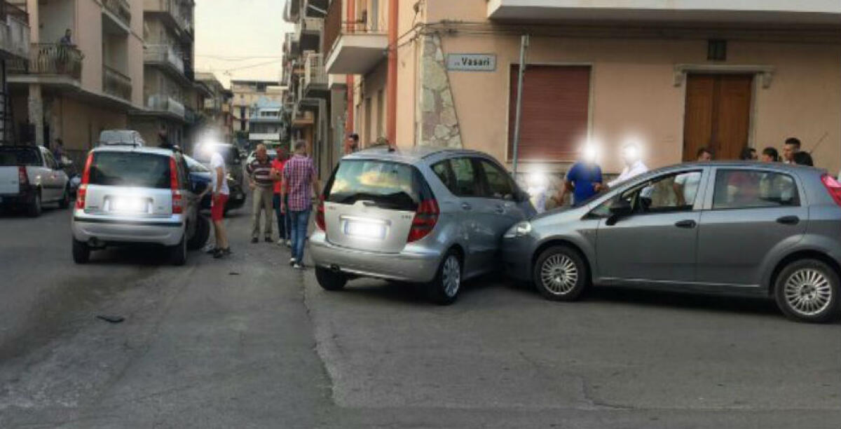 Scontro a Margi, coinvolte tre auto: necessario l'intervento di un'ambulanza del 118 - 