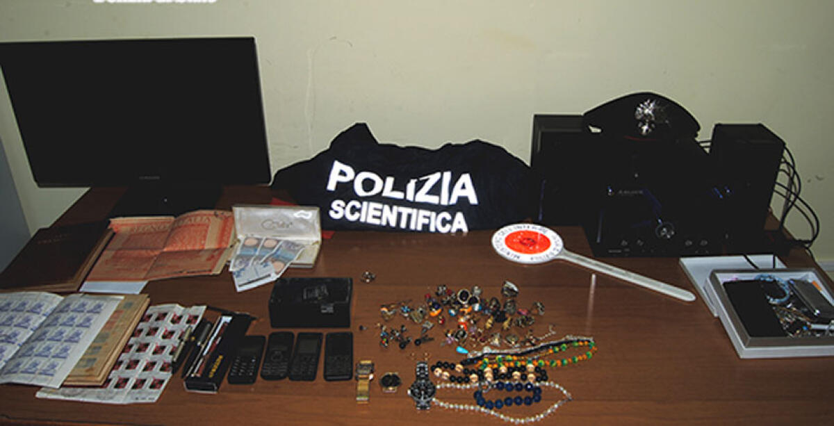 Ecco la refurtiva trovata a casa del romeno, le vittime di furti possono riconoscere i propri oggetti - 