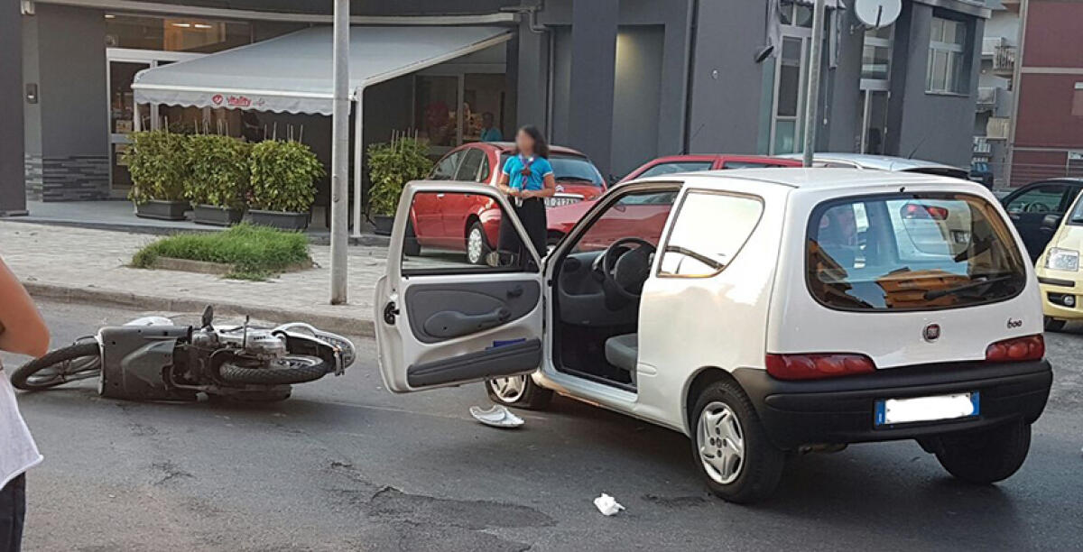 Scontro tra una Fiat 600 ed uno scooter in via Cicerone, ragazza in ospedale - 