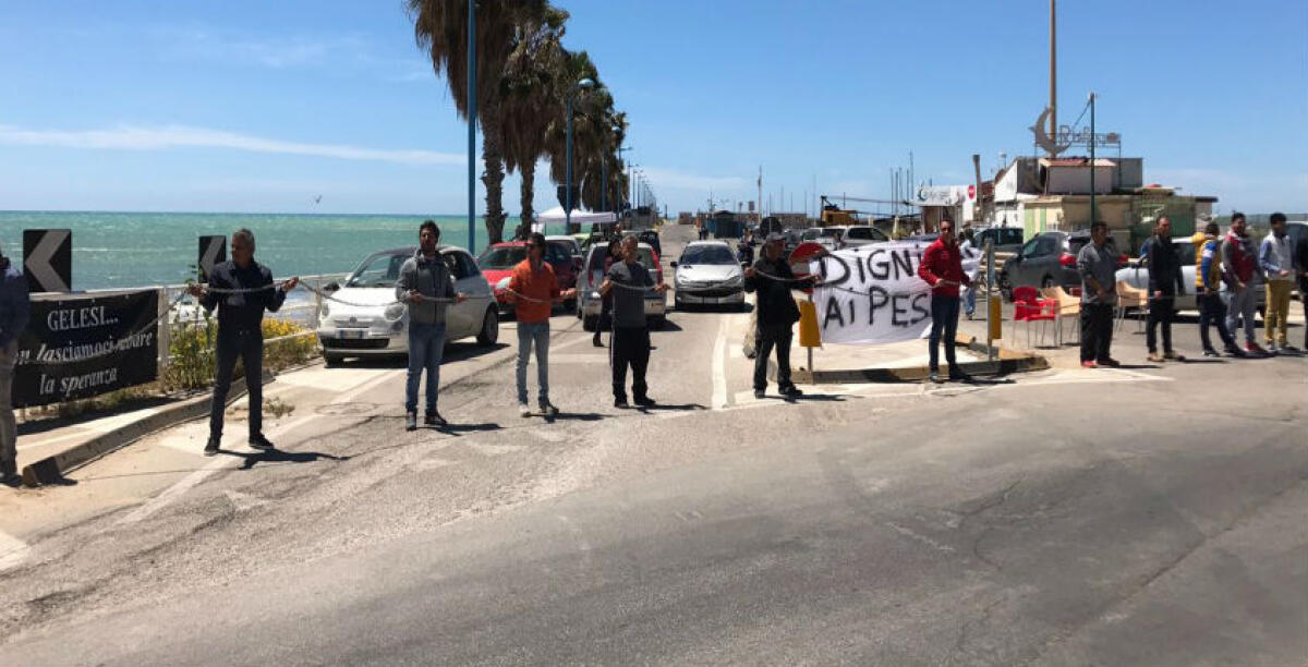 Dopo le polemiche...tutti da Crocetta: nuovo vertice a Palermo sul porto rifugio, lunedì arriva la draga? - Una protesta dei pescatori e del comitato contro i ritardi negli interventi al porto rifugio