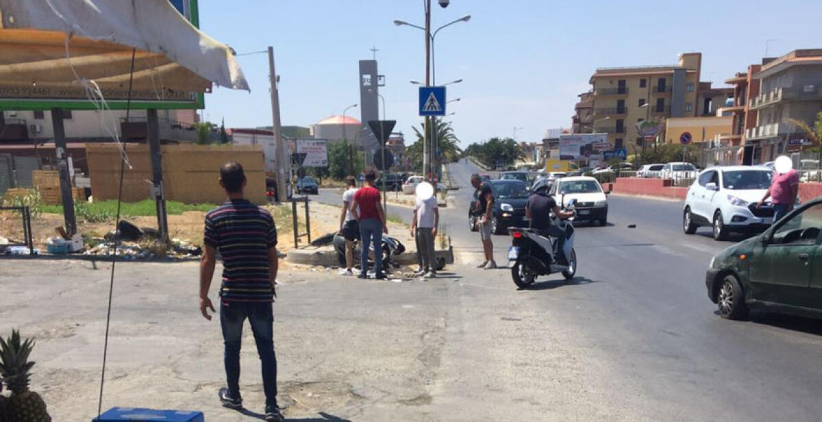 Incidente stradale in via Venezia, auto impatta contro uno scooter: ferito un giovane - 