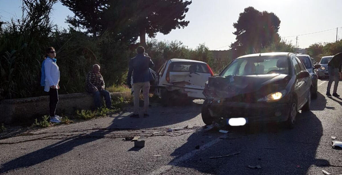 Incidente stradale sulla statale Gela-Vittoria, quattro persone in ospedale - 
