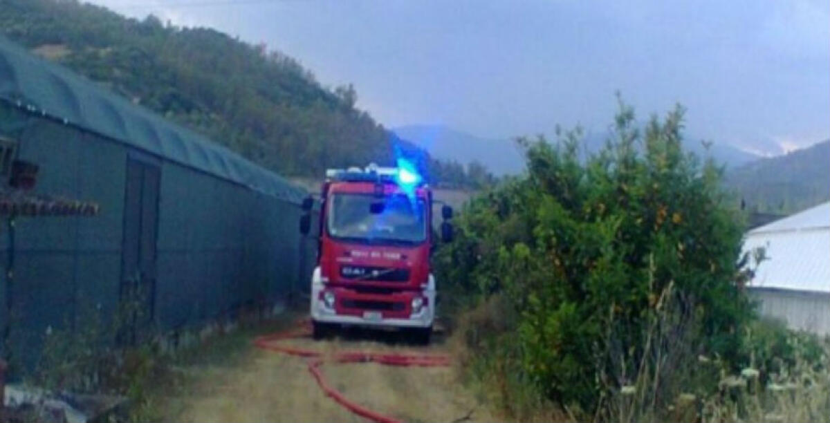 Fiamme sulla Gela-Vittoria, il fuoco in alcune aziende agricole: a rischio le serre - 