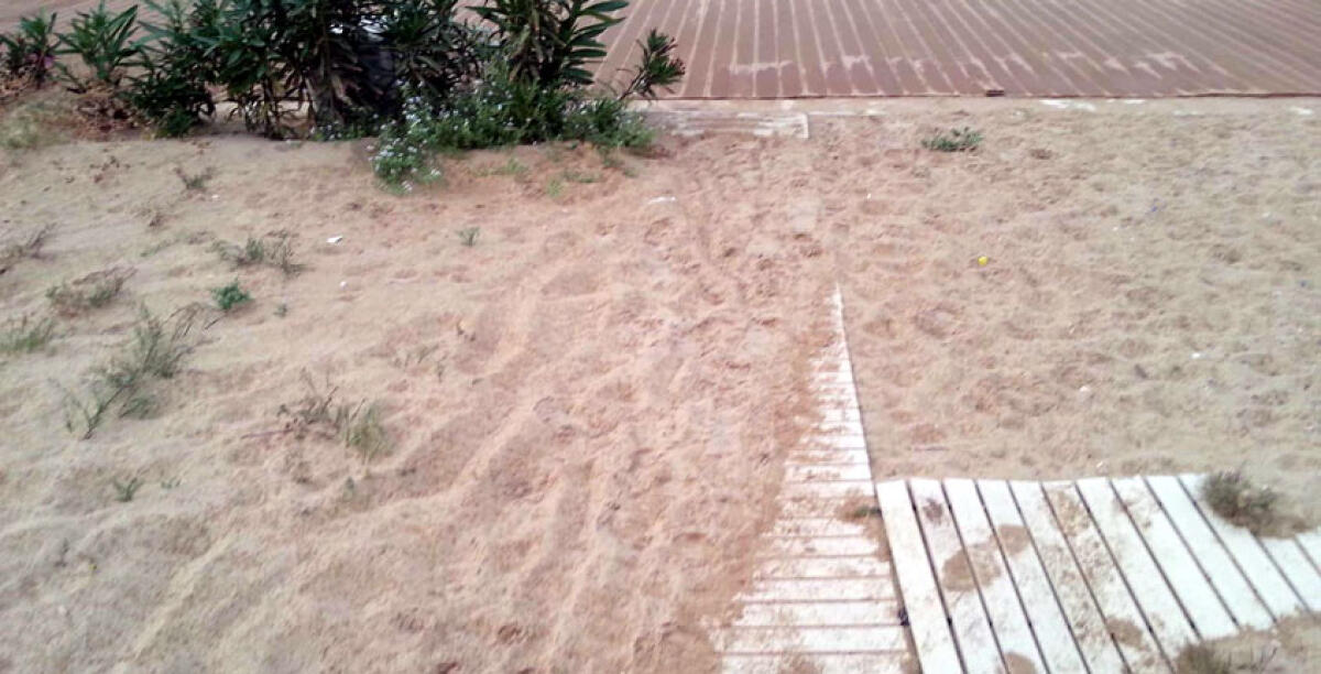 Le passerelle per i disabili coperte dalla sabbia trascinata dal vento, interviene la VI^ Commissione - 