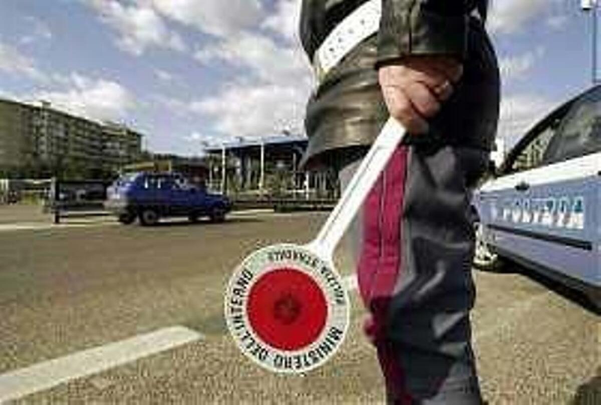 Aggredisce una familiare poi si presenta in commissariato, arrestato quarantenne - 